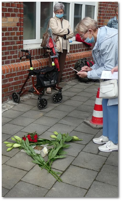 Frau M.Hußmann fotografiert den Stolperstein zur Würdigung ihres Onkels Hermann Hußmann, Bochum 29.6.2020