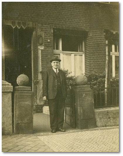 Adolf Hirsch vor seinem Haus Von-Der-Recke-Strasse 9 in der Gelsenkirchener Altstadt