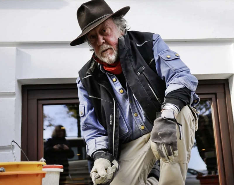 Bildhauer Gunter Demnig hat das Kunstprojekt Stolpersteine ersonnen. Er entwickelte die Idee in den Jahren 1992 und 1993, um an die Opfer des Nationalsozialismus direkt an deren letzten frei gewählten Wohnorten zu erinnern. Bildhauer Gunter Demnig hat das Kunstprojekt Stolpersteine ersonnen. Er entwickelte die Idee in den Jahren 1992 und 1993, um an die Opfer des Nationalsozialismus direkt an deren letzten frei gewählten Wohnorten zu erinnern.