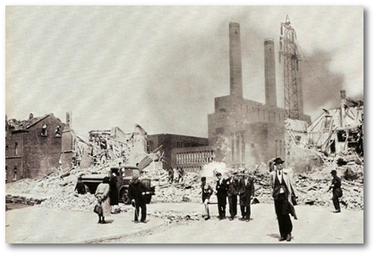 1944: Das Haus Koststrae 13 wird durch einen Bombentreffer zerstrt