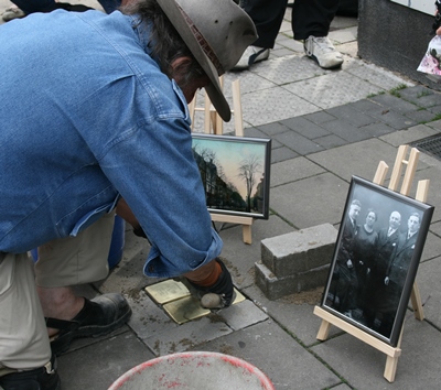 Gunter Demnig verlegt Stolpersteine in Gelsenkirchen