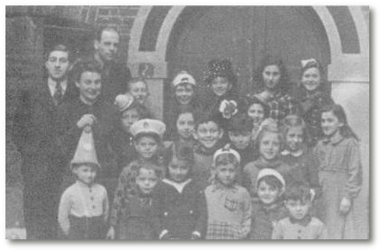 Links: Dorothea Julia Sassen mit ihrem Sohn Jacob Ernst. Das Foto enstand vor der Synagoge in Sittard anlsslich des Purimfestes, wahrscheinlich 1940 