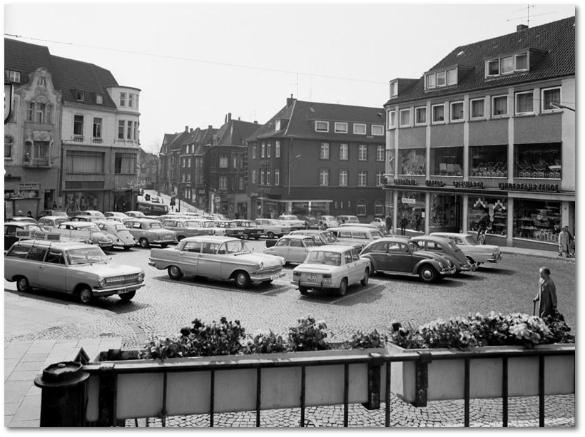 Marktplatz 2 in Essen-Borbeck, rechts das nach dem Krieg wiederaufgebaute Gebäude, in dem sich die Essener Filiale der Gebr. Goldblum befand.