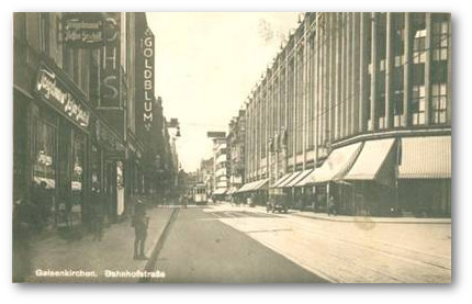 Gelsenkirchen, Bahnhofstrasse, 1924. Links die Fassadenwerbung der Gebr. Goldblum