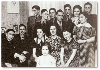 Jdische Jugendliche in Gelsenkirchen, um 1938. Rechts,sitzend: Hilde Back