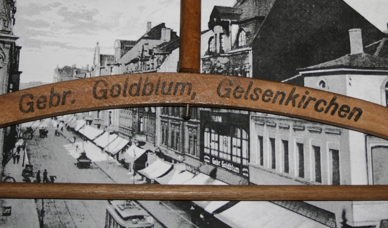 Mitte der Dreißiger Jahre: Die Schalker Straße in Gelsenkirchen. Rechts im Bild das Geschäft der Gebr. Goldblum