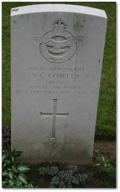 Grabstein von Norman C. Cowley auf dem britischen Sodatenfriedhof im Reichswald, Kleve