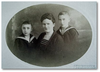 Rosa  Katzenstein mit den Söhnen (v.l.) Heinz und Erwin um 1920