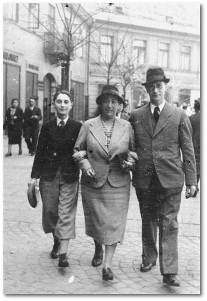 Hermann and his parents Simon and Frieda Neudorf in Lodz, aproxx. April/May 1939
