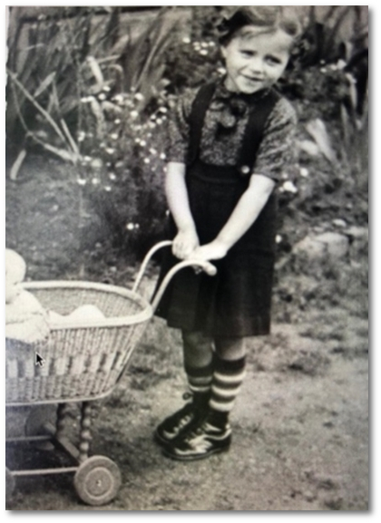 Nachbarskind Irene Schlomann mit dem Puppenwagen von Ingrid Hirsch, den sie vor Abreise mit dem Kindertransport nach England von ihr geschenkt bekam. (Foto: Dr. Franz-Josef Wittstamm) Nachbarskind Irene Schlomann mit dem Puppenwagen von Ingrid Hirsch, den sie vor Abreise mit dem Kindertransport nach England von ihr geschenkt bekam. (Foto: Dr. Franz-Josef Wittstamm)