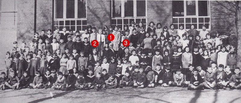 Gruppenfoto der jüdischen Schüler anlässlich der Pensionierung von Lehrer Katz (1),links daneben Lehrerin Goldbach (2), rechts Lehrer Spier (3) 
