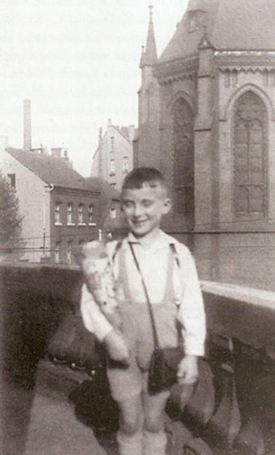 Klaus Friedhelm Back 1935 auf dem Balkon der elterlichen Wohnung an der damaligen Litzmannstrasse 1, heute Ebertstrasse