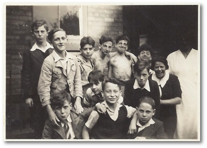 Links, mit heller Jacke: Max Tepper. Das Foto entstand vermutlich in der Jdischen Schule an der Ringstrae in Gelsenkirchen
