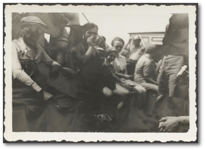 Jüdische Flüchtlinge warten an Bord der Pentcho, nachdem das Schiff auf der Insel Kamilonissi (Chamilonisi) Schiffbruch erlitten hatte.