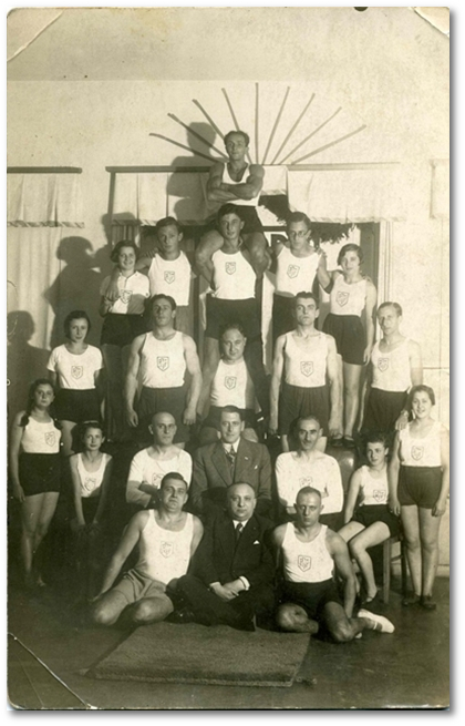 Turnergruppe des 'Reichsbund Jdischer Frontsoldaten' in Gelsenkirchen, In der Mitte sitzend Leo Gompertz, dahinter Zahnarzt Dr. Paul Eichengrn.