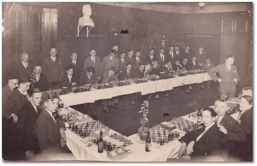 Der Turn- und Sportklub Hakoah Gelsenkirchen gründete sich um die Jahreswende 1924/25. Die Schachabteilung des Klubs gründete sich im Frühjahr des Jahres 1934. Das Foto zeigt eine Partie Simultanschach.