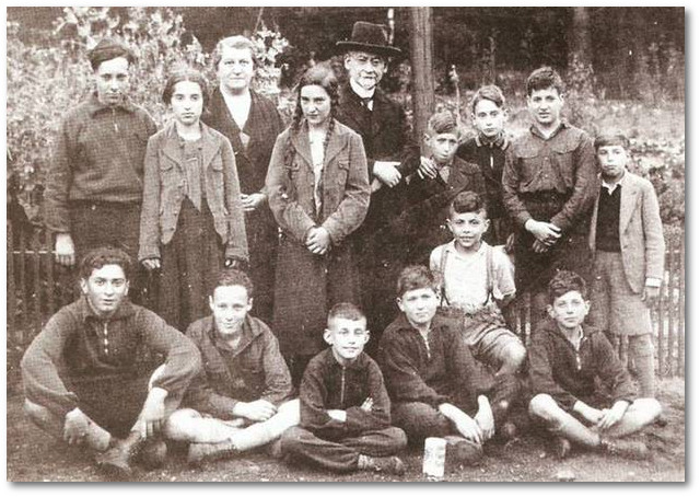 Ausflug einer jdischen Schlergruppe vor 1938 mit Rabbiner Dr. Siegfried Galliner