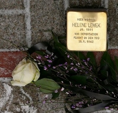 Auch der STOLPERSTEIN für Helene Lewek wartet auf seine Verlegung. Am 9. Februar 2010 konnte der STOLPERSTEIN für Helene Lewek am Verlegeort nur symbolisch niedergelegt werden.