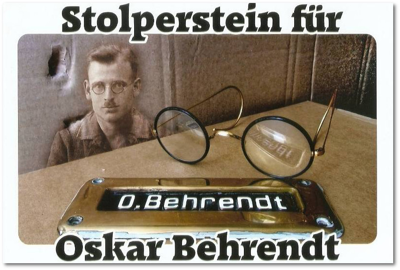 Angehrige brachten die Brille von Oskar Behrendt  und das Klingelschild, welches in den Dreiiger Jahren an der Kppersbuschstrasse 25  angebracht war, zum Verlegeort mit.