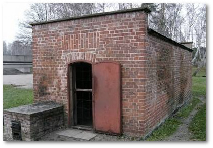 Gaskammer im KZ Stutthof. Das Gebude ist erhalten geblieben - die Nazis haben es nicht mehr geschafft, diese Mordsttte zu zerstren.