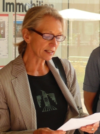 Ursula Mllenberg erinnert an Erich Lange bei der Verlegung von Stolpersteinen 2011