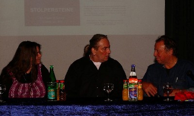 Von links: Heike und Andreas Jordan  und Gunter Demnig